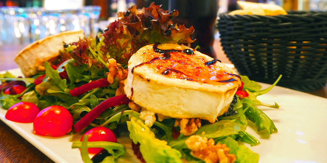Karamelisierter Ziegenkäse auf Rucola Rote Beete Salat mit Balsamico 